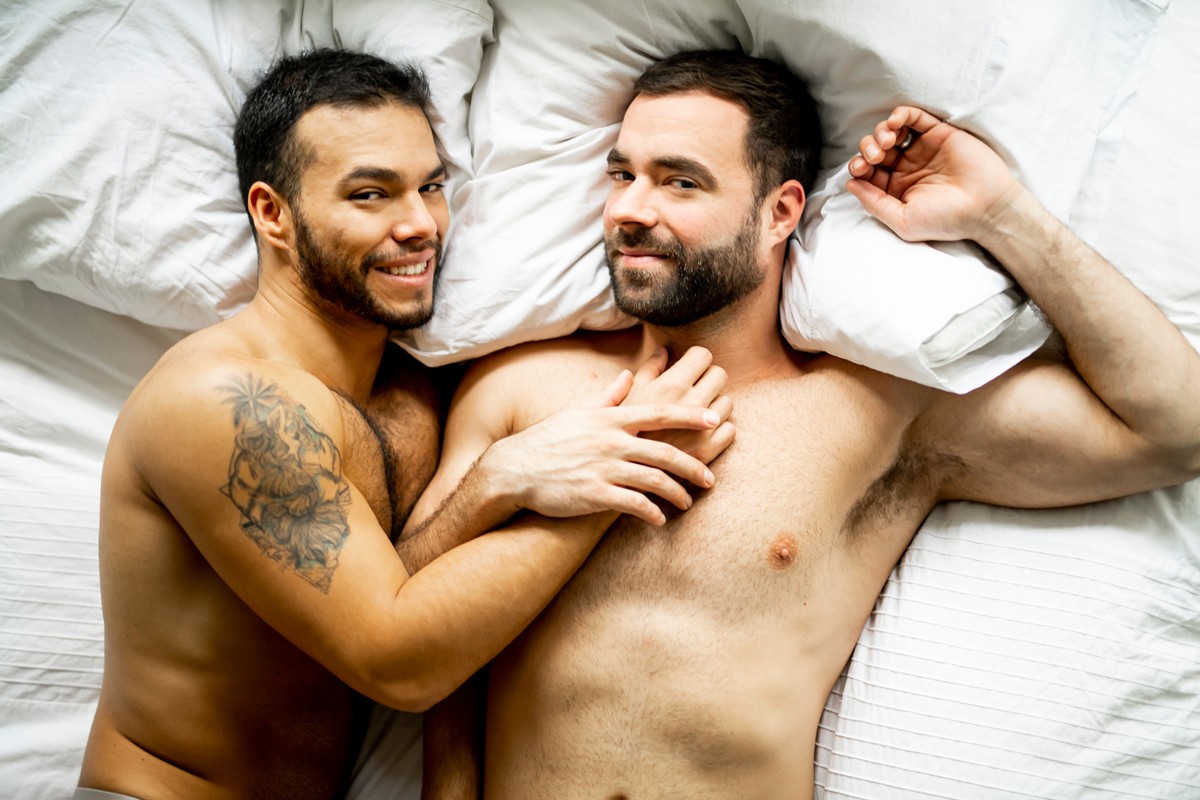 Гомосексуальная пара в постели